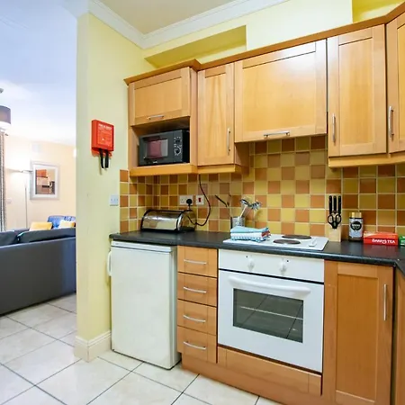 121 - Center 4 Bedroom Townhouse, Sleeps 6 * Γκάλγουεϊ