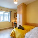 Center 4 Bedroom Townhouse - Sleeps 8 *