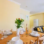 Center 4 Bedroom Townhouse - Sleeps 8 *