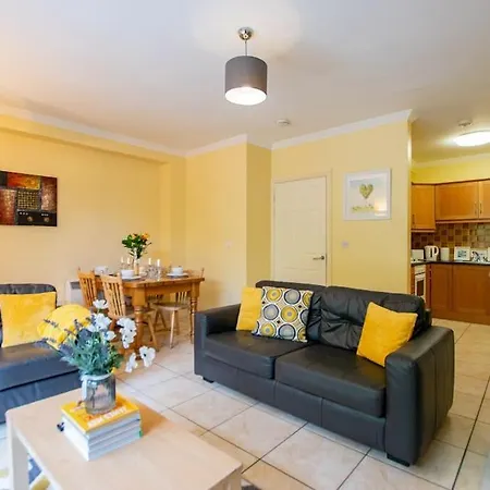 Center 4 Bedroom Townhouse - Sleeps 8 *