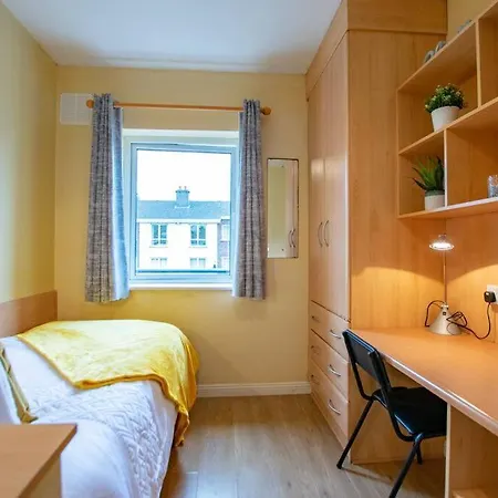 Center 4 Bedroom Townhouse - Sleeps 8 *