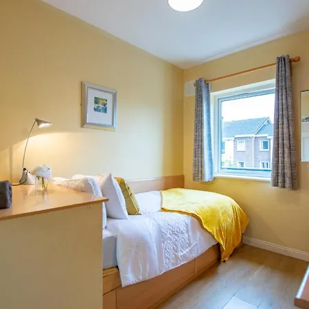 Center 4 Bedroom Townhouse - Sleeps 8 * Galway