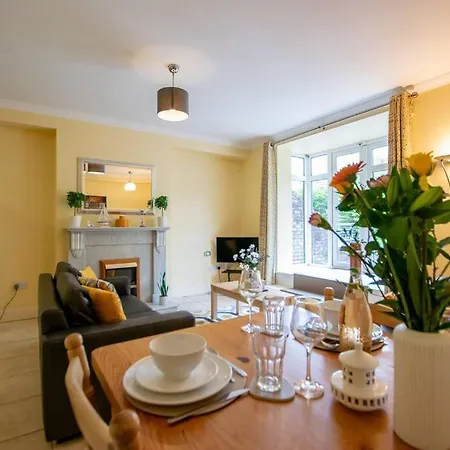 121 - Center 4 Bedroom Townhouse, Sleeps 6 Galway