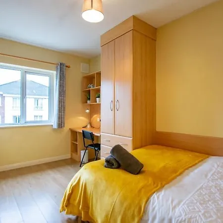 Center 4 Bedroom Townhouse - Sleeps 8 *