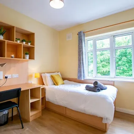 Center 4 Bedroom Townhouse - Sleeps 8 *
