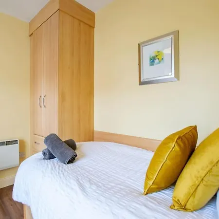Center 4 Bedroom Townhouse - Sleeps 8 * Galway