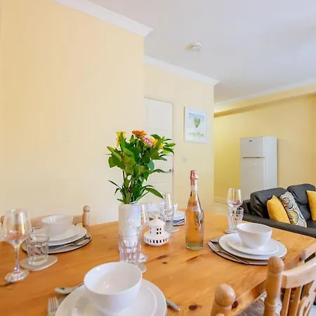 Center 4 Bedroom Townhouse - Sleeps 8 *