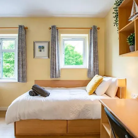 121 - Center 4 Bedroom Townhouse, Sleeps 6 גלוואיי